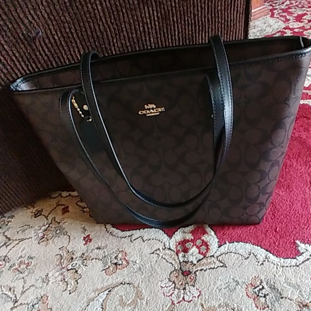 BNWOT Coach tote claasic
